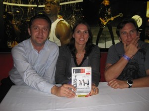 На снимке: (слева направо) Борислав Гуляев, Светлана Абросимова и Валерий Зелепукин. На переднем плане – журнал «Флорида».